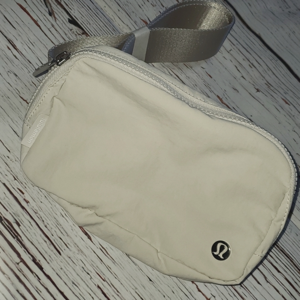 🆕️ LULULEMON EVERYHERE BELT BAG - WHITE OPAL - Picture 8 of 14